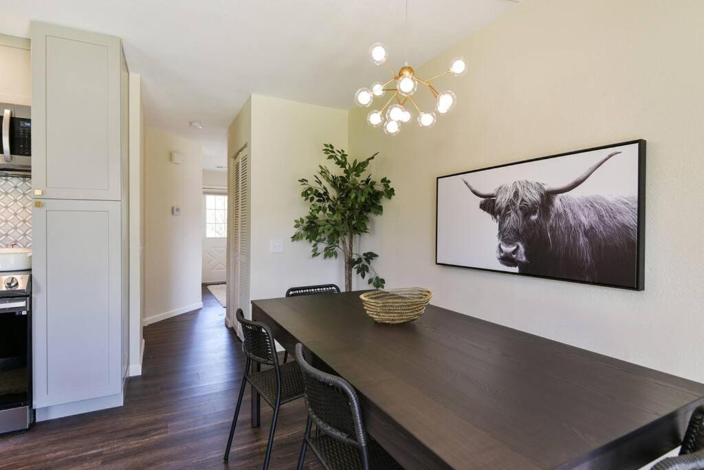 Appartement Sparkling Designer 3 Bed By Taneycomo Branson